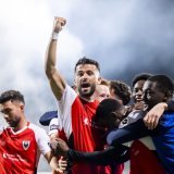 La joie des joueurs d'Aarau, qui joueront le barrage face à l'avant-dernier de Challenge League KEYSTONE/JEAN-CHRISTOPHE BOTT